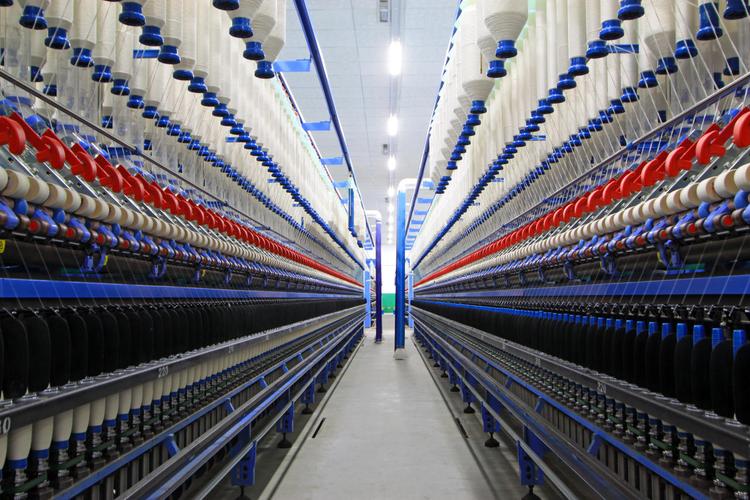 机械和设备在纺丝生产线在纺纱公司这是最大的河北省现代纺织公司